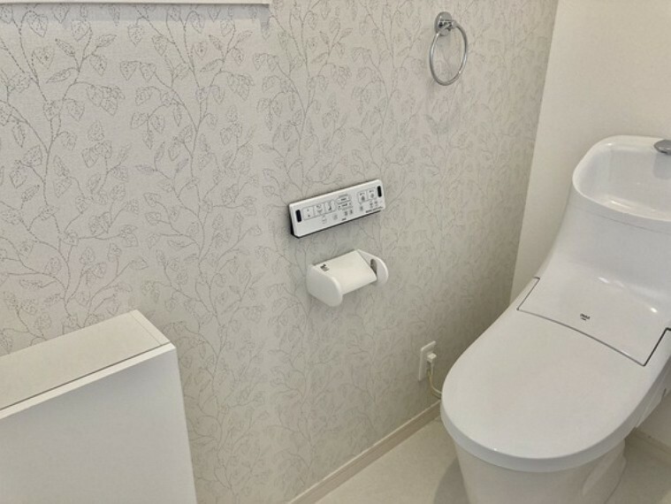 トイレ 超節水＋節電機能!!フチがない便器なのでお手入れ手間なし、ノズルシャッターがついて清潔に保てます。