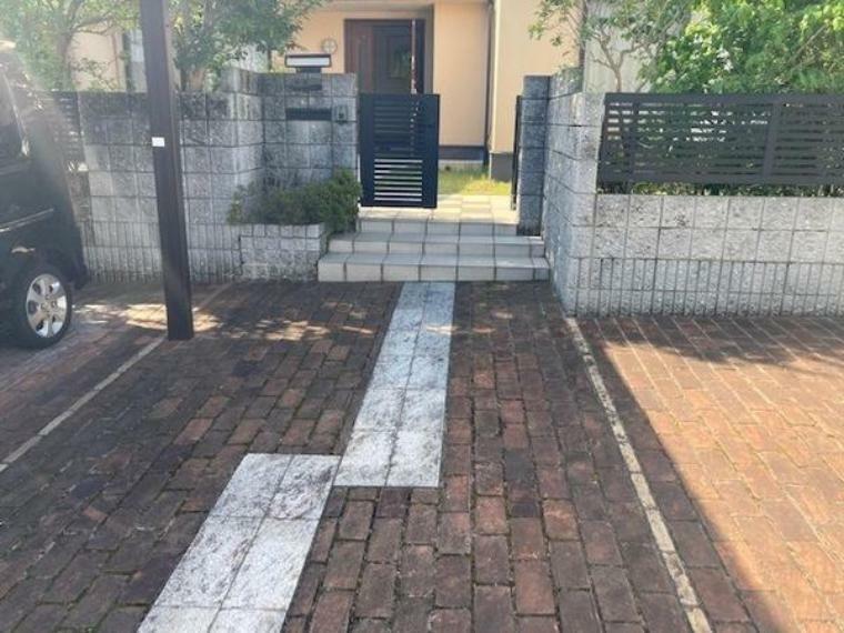 庭 駐車スペースから玄関へのアプローチ、