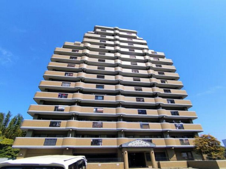 外観写真 【外観】総戸数44戸14階建て10階部分になります。大分ICまで500mと車での移動も便利な立地のマンションです。