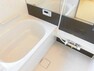浴室 【同仕様写真】（変更の可能性あり）浴室はハウステック製の新品のユニットバスに交換します。浴槽には滑り止めの凹凸があり、床は濡れた状態でも滑りにくい加工がされている安心設計です。