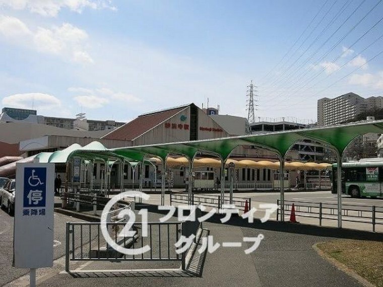 神戸市営地下鉄西神山手線「妙法寺駅」まで徒歩約12分。駅周辺に商業施設やスーパーがあり買い物に便利です。駐輪場も近くにあります。駅前にはバスターミナルがありJR沿線に行けます。