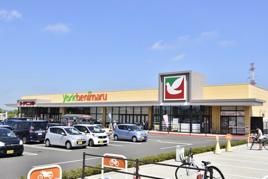現地から1440m～1540m。　ヨークベニマル明石台店　食料品を中心としたスーパーマーケットです。（約1,540m・徒歩20分）