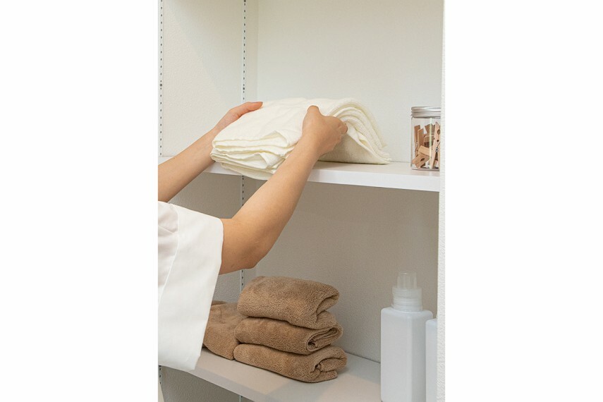 収納 【リネン棚orクリーンニッチ】  タオルや洗剤のストックに便利な収納を洗面所に設けました。タオルなどをスッキリと仕舞うことができ、必要な時にサッと取り出せます。※号棟により採用状況が異なります。