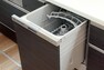 【食器洗浄乾燥機】  食事の後片付けをサポートしてくれるビルトインタイプの食器洗浄乾燥機が標準装備。家事の時間短縮になるだけでなく、手洗いに比べて大幅に節水できる省エネタイプを採用しています。