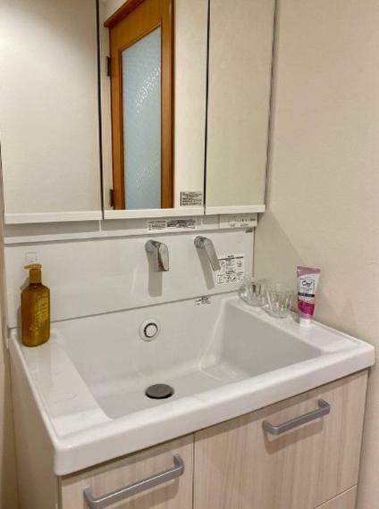 洗面化粧台 鏡裏も収納豊富な三面鏡。シャワーヘッドも取り外し出来ます。