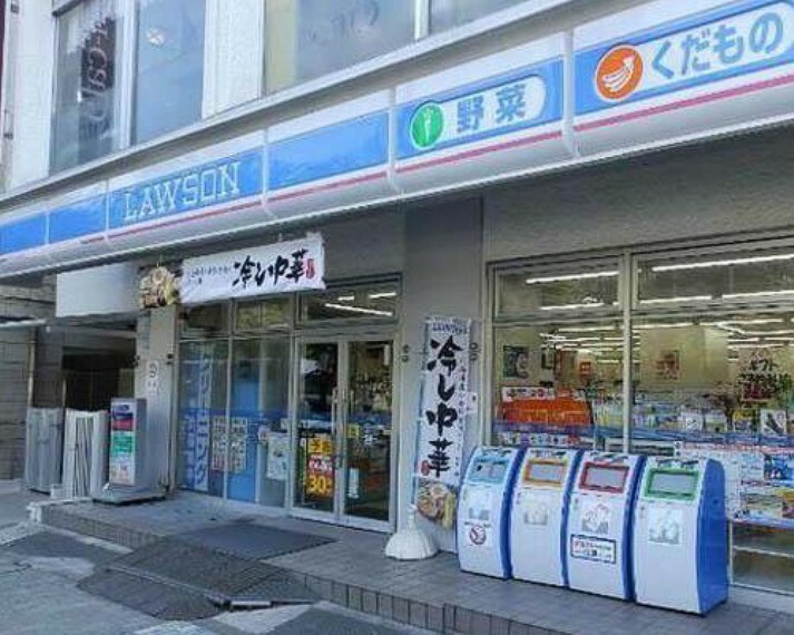 コンビニ ローソン 新宿坂町店:急な買い物にも便利な徒歩6分！（401m）