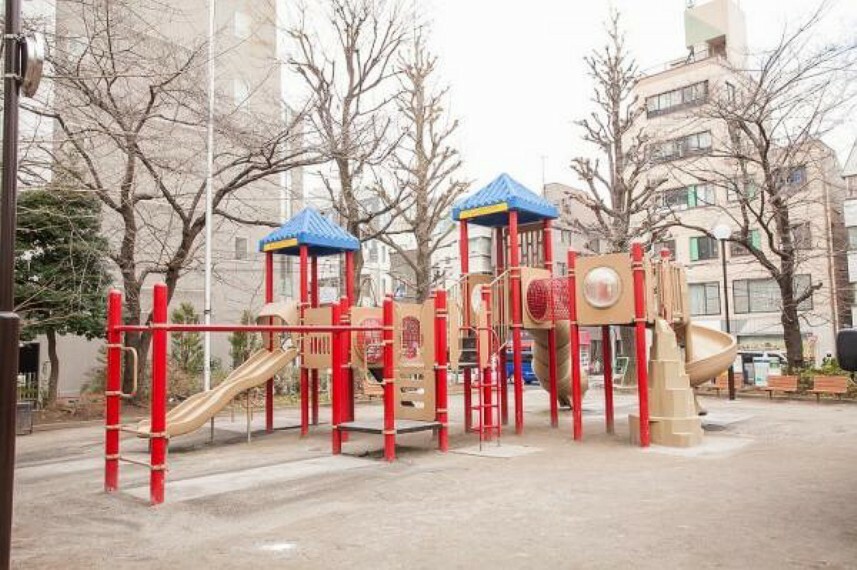 公園 三栄公園:お子様と一緒に遊べる公園が徒歩6分！（410m）