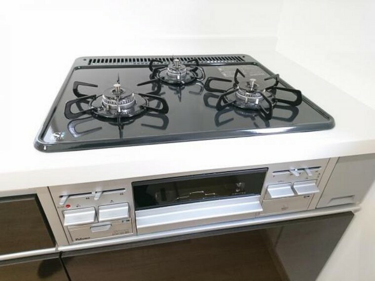 キッチン 【同仕様写真】新品交換予定のキッチンは3口コンロで同時調理が可能。大きなお鍋を置いても困らない広さです。お手入れ簡単なコンロなのでうっかり吹きこぼしてもお掃除ラクラクです。