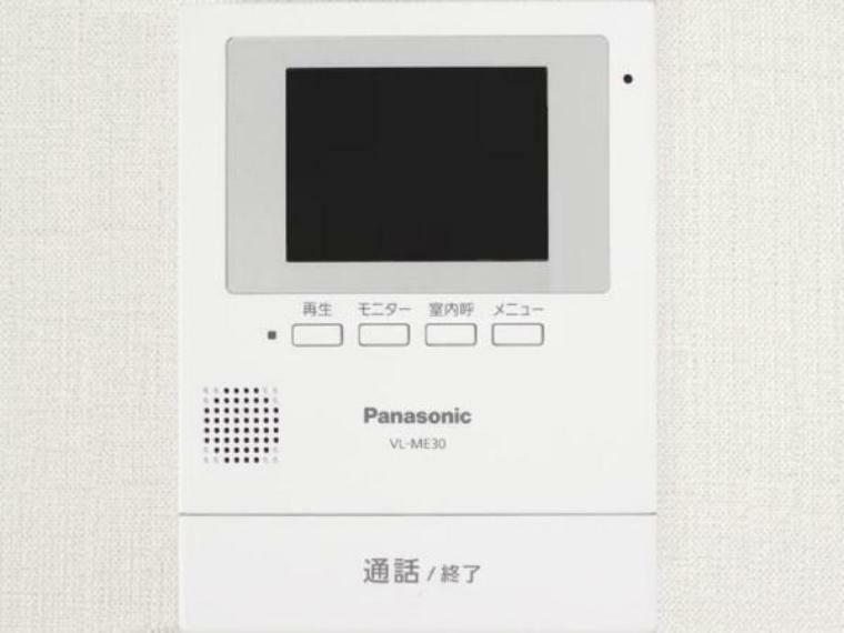 防犯設備 【同仕様写真】新しく設置するドアホンはカラーモニター付き。リビングに設置のモニターで玄関にいらしたお客様を確認してから応対できます。留守中の来客も記録できるので防犯面でも安心ですね。