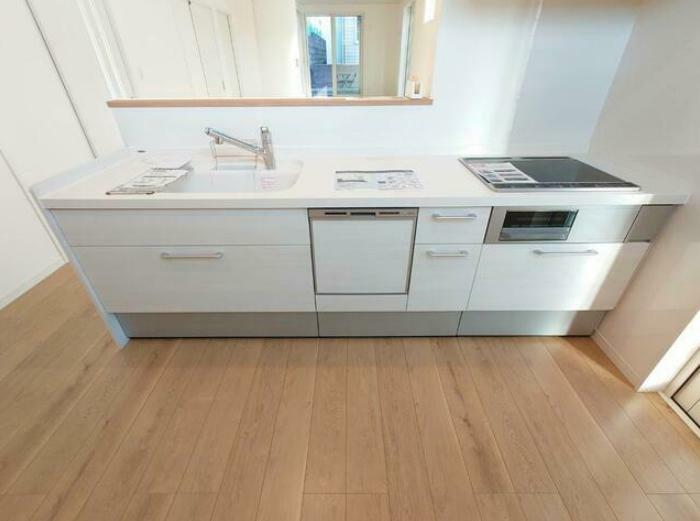キッチン 収納豊富なシステムキッチン！ IHキッチンでお掃除楽々、食器洗浄乾燥機付き。