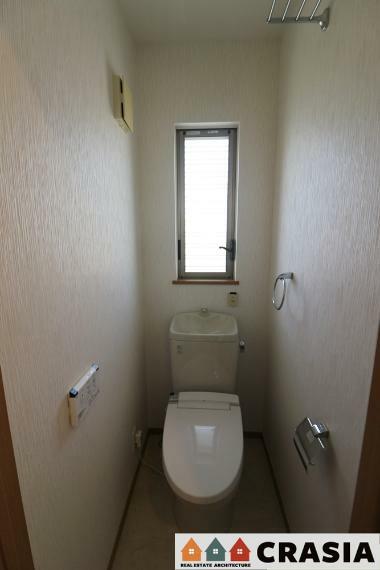 2階トイレです。快適な温水清浄便座付。いつも使うトイレだからこそ、こだわりたいポイントです（2023年8月撮影）