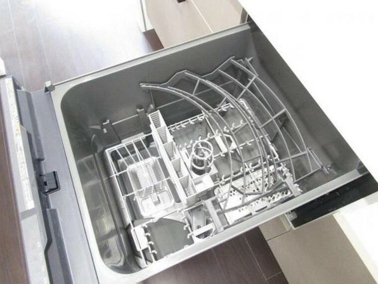 キッチン 【リフォーム済】新品交換したキッチンは食洗機付きです。家事の負担が減るのがうれしいですね。乾燥機能もついているので、お皿をそのまま収納できます。