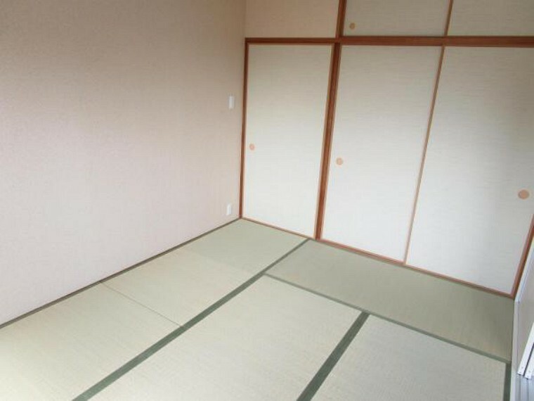【リフォーム済】6帖の和室です。畳表替え、壁・天井はクロス張替を行いまいした。
