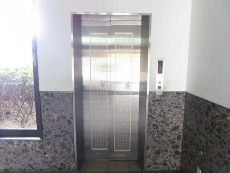 【エレベーター】エレベーターも設置されているので、買い物の重い荷物を運ぶ時も階段を上らずに楽々運べます。足腰の悪い方や仕事で疲れて帰ってきた方も助かりますね。