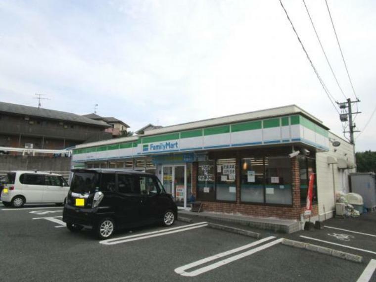 コンビニ 【周辺環境】ファミリーマート池田二丁目店まで550m（徒歩7分）。ちょっとした買い物のときに近くにコンビニがあると嬉しいですよね。