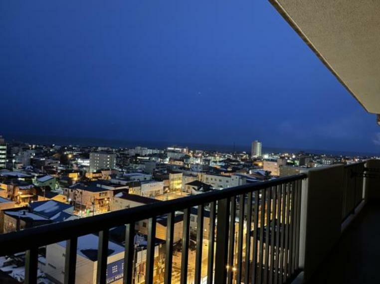 バルコニー 【眺望夜】バルコニーから見た眺望になります。12階からの眺望なので遮るものもなく開放的です。目の前には夜景が広がっています。