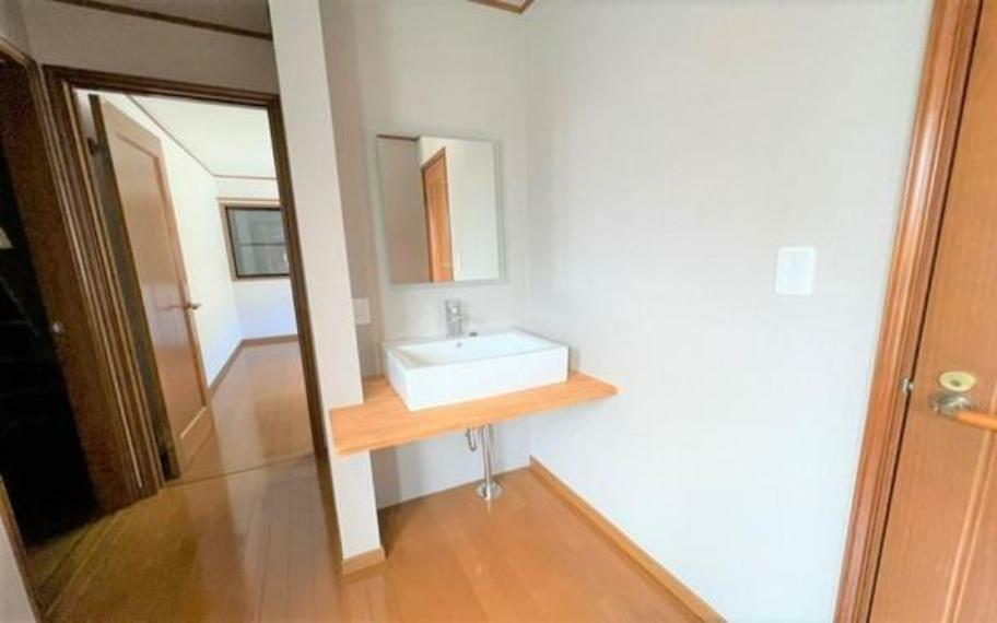 洗面化粧台 2階トイレ横にセカンド洗面台を設置。