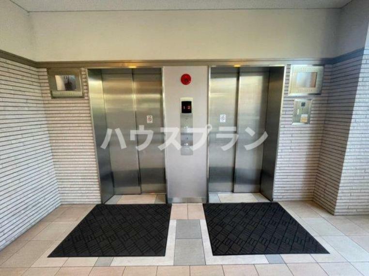 モニター付きエレベーター2基で混雑緩和