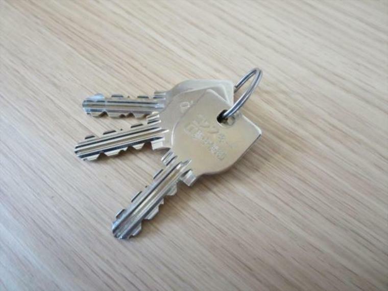（リフォーム済）玄関の鍵は工事中専用のものになっています。新しい鍵を差せば工事キーは使用できなくなりますので、より安心です。
