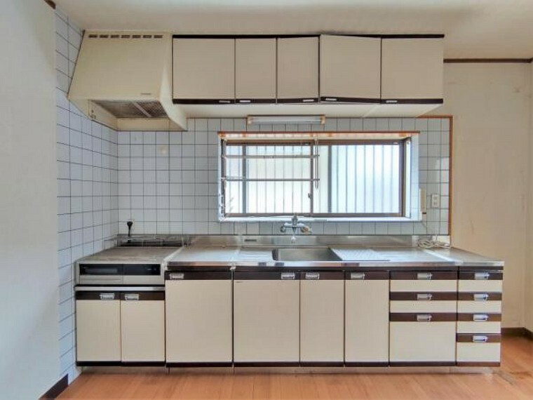 キッチン 【現況販売】キッチンです。天板が広く調理が楽になるキッチンです。収納も多いのが魅力的ですね。