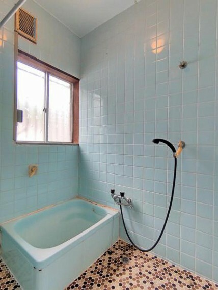 浴室 【現況販売】浴室です。混合水栓がついています。