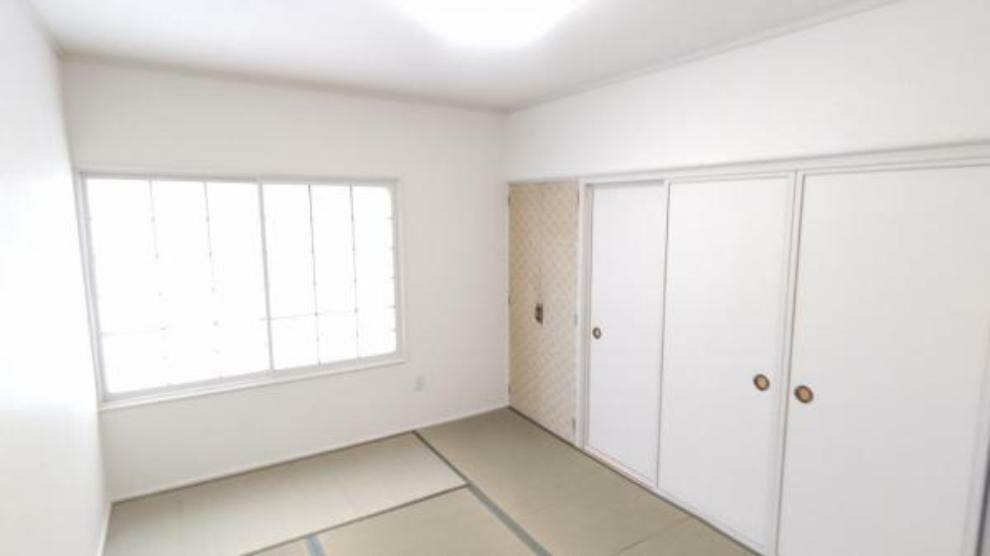 【リフォーム後】1階北西和室は畳を表替えしてクロスを張り替えました。照明も新品交換しました。白を基調とした清潔感ある和室になりました。