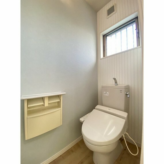 トイレ 令和6年1月6日撮影【トイレ】温水洗浄機能付きトイレです。小窓も付いているので空気の入れ換えも楽に行えます。