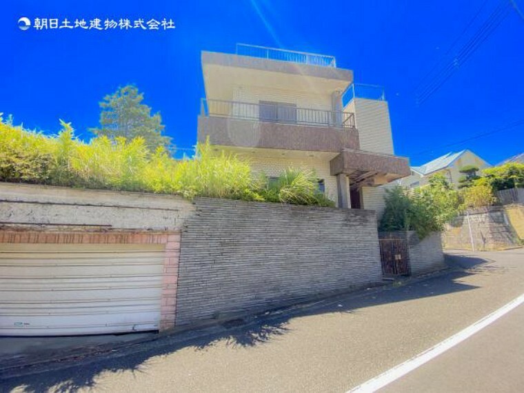 現況写真 【外観】開放感のある現地で前面道路より少し高くなっております。プライベート感も保たれます！ぜひ見学を