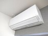 冷暖房・空調設備 【リフォーム後】Fujitsu製のエアコンをリビングに設置しています。ハイパワー機能でお部屋を素早く理想的な温度へ、電流カット機能で急激な電流の上昇を防ぎ、他の家電製品併用時のブレーカー落ち対策に有効な機能もあります。