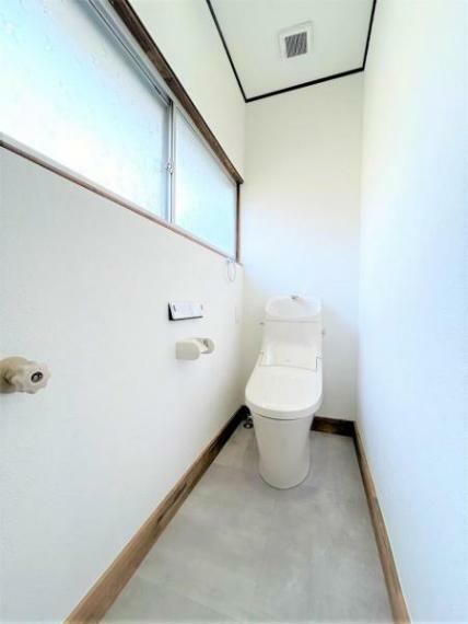 トイレ 【リフォーム後】トイレはLIXIL製の新品に交換しました。床はクッションフロアを張替え、壁も新しくクロスを張り替えました。清潔感のある空間です。