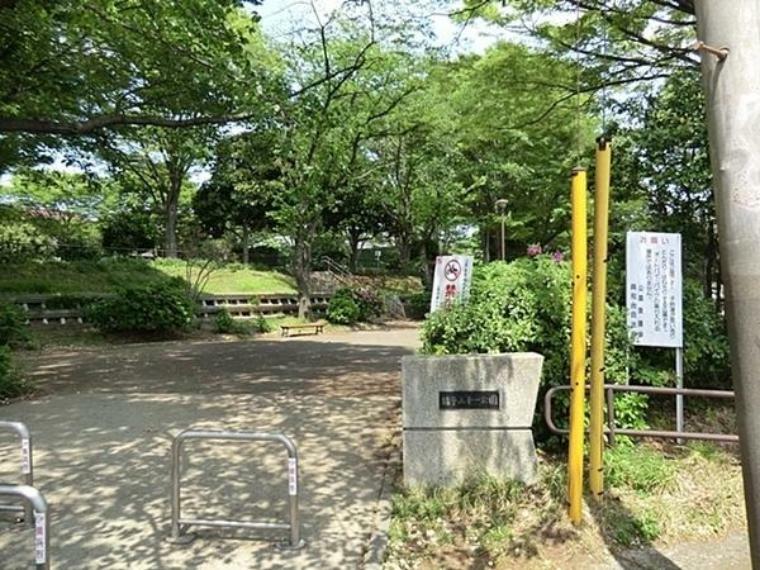 猪子山第一公園 西谷駅徒歩6分の緑豊かな公園。敷地が上下2段に分かれ広い園内には4種類の遊具が設置されています。
