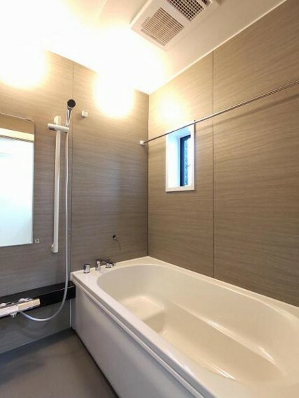 浴室 【リフォーム完成】浴室は新品のハウステック製ユニットバスを設置しました。心地よい入浴を可能にした形状の浴槽は安全面を考慮し床に凹凸が付いています。浴槽はスマートラインバスで包み込まれるような快適さです。