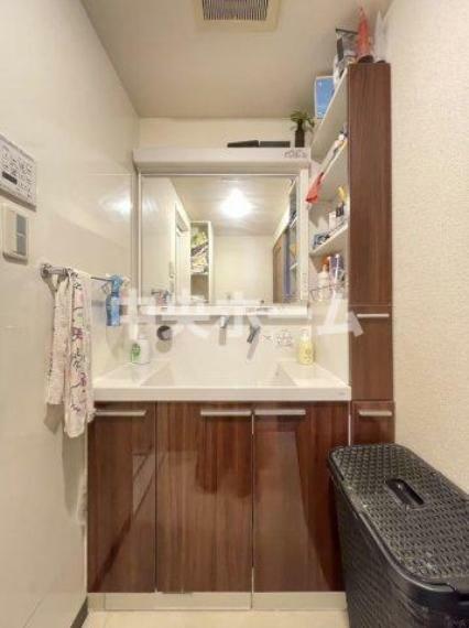 【洗面化粧台】洗面化粧台には三面鏡を採用。身だしなみを整えやすい事はもちろんですが、鏡の後ろに収納スペースを設ける事により、散らかりやすい洗面スペースをすっきりさせる事が出来るのも嬉しいですね