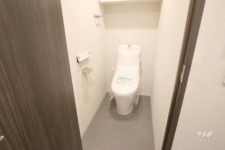 トイレ ウォシュレット付きトイレ。上部に収納ありストック品の収納に便利です。超節水ECO5トイレ。