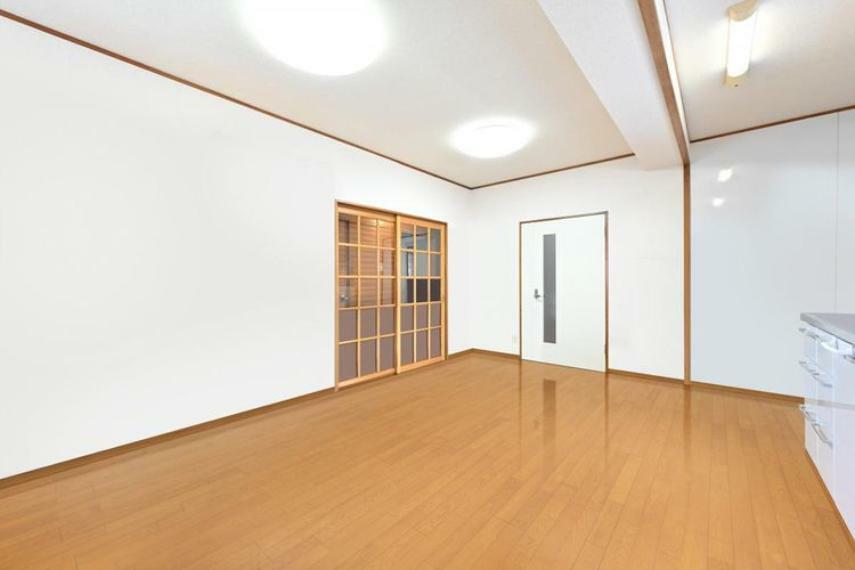 居間・リビング 画像はCG により家具等の削除、床・壁紙等を加工した空室イメージです。