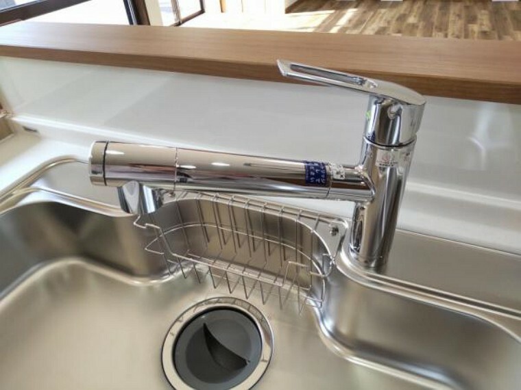 キッチン 【リフォーム済】新品交換したキッチンの水栓金具はノズルが伸びてシンクのお手入れもラクラクです。水栓本体にはカートリッジ式の浄水機能が内蔵されていています。