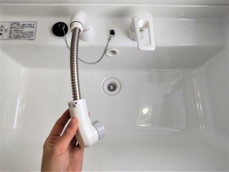 【リフォーム済】洗面化粧台のシャワーホースは伸縮可能なので洗面台のお掃除もラクラクです。
