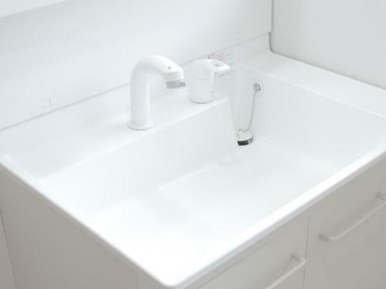 洗面化粧台 【同仕様写真】新品交換する洗面化粧台の水栓は、お湯と水をきちんと使い分けられるエコシングル水栓です。お湯のムダづかいを防ぐので、ガス代も節約。家計に優しい設計です。