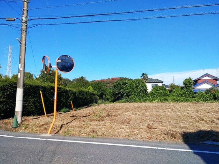 現況写真 前面道路公道8m。公営水道は前面道路に配管あり、公共下水は配管無し（今後も整備予定なし）都市ガスは近くにガス本管あり下水道・都市ガスともに敷地内に引込む際は別途料金が必要です。