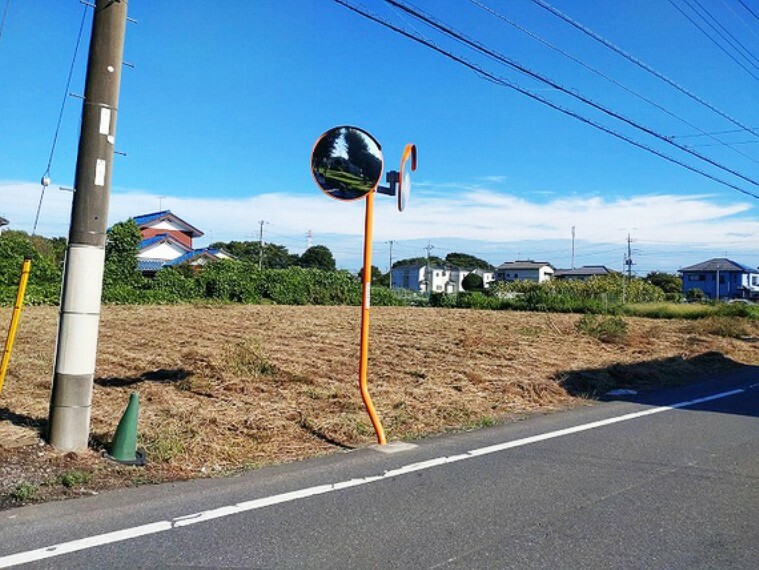 現況写真 前面道路公道8m公営水道は前面道路に配管あり、公共下水は配管無し（今後も整備予定なし）都市ガスは近くにガス本管あり下水道・都市ガスともに敷地内に引込む際は別途料金が必要です。