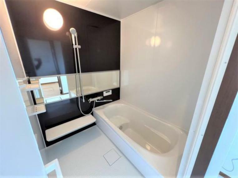 浴室 【リフォーム済】ユニットバスは新品です。浴槽は半身浴ステップ付で足を伸ばしてゆったり半身浴の他にもお子様と一緒にお風呂を楽しめますよ。ドアや収納、排水口にお掃除をラクにする工夫がされています。