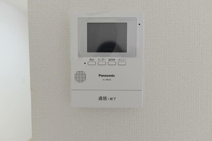 同仕様写真（内観） 【玄関モニター同仕様例】 突然の訪問者も顔を確認できるから安心！LEDライト・録画機能付きです。