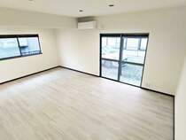 【リフォーム済】リビング別角度写真。壁・天井のクロス貼替え、床面はフロアタイル貼りで仕上げました。スッキリとした長方形の間取りなので、家具の配置がしやすいですね