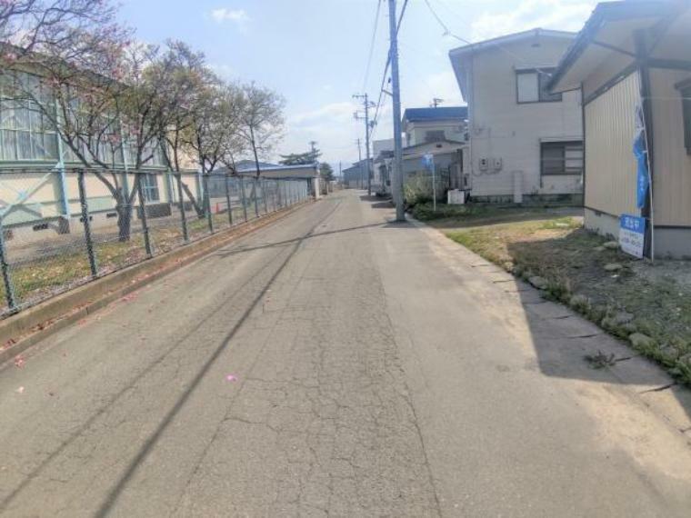 外観・現況 【接道】前面道路は二方向道路になっています。こちらは北西側公道幅員6mの写真です。冬期間中は米沢市で除雪が入ります。