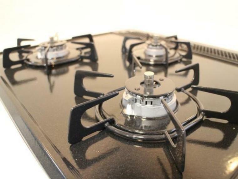 構造・工法・仕様 【同仕様写真】新品交換のキッチンは3口コンロで同時調理が可能。大きなお鍋を置いても困らない広さです。お手入れ簡単なコンロなのでうっかり吹きこぼしてもお掃除ラクラクです。