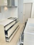 キッチン キッチン収納はキッチンパネルと同色で統一感があります。食器や調理家電等をたっぷりと収納することができます。