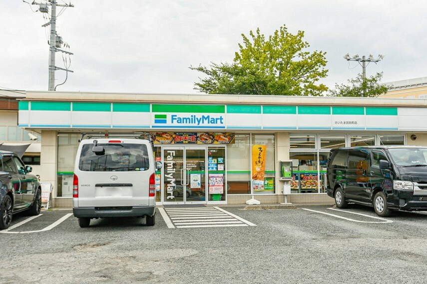 コンビニ ファミリーマート宮前町店（ファミリーマートの強さは、少量のお惣菜を売るファミデリカとドラッグストアと組んだコラボ。サラダを中心にしたヘルシー食材が充実のコンビニです。）