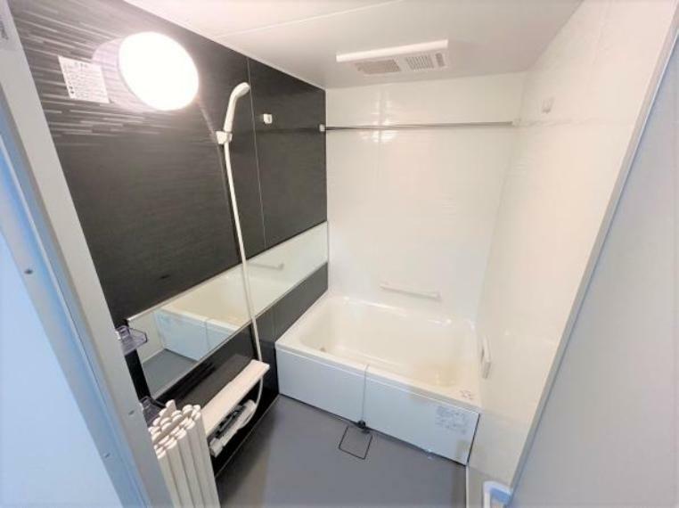 浴室 【浴室】ハウステック製の浴室乾燥機付きユニットバスに新品交換致しました。肌が直接触れる浴室が新品となっておりますので、中古住宅ながら、他社の使用感が一切なく清潔なままお住まい頂けます。
