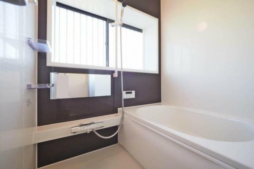 浴室 ■バスルーム/採光窓で明るい浴室に。足を伸ばして入浴できるサイズのバスタブです。