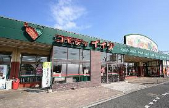 スーパー 現地から1000m（最長）　コモディイイダ芝原店　生鮮食品はもちろん、衣料品の取り扱いもある便利なスーパー。約100台の駐車場があり、お車でのお買物も快適です。